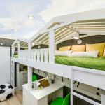 سرير مزدوج في الطابق العلوي وطاولتين في الطابق السفلي لشخصين