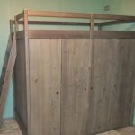 سرير مزدوج فوق غرفة الملابس