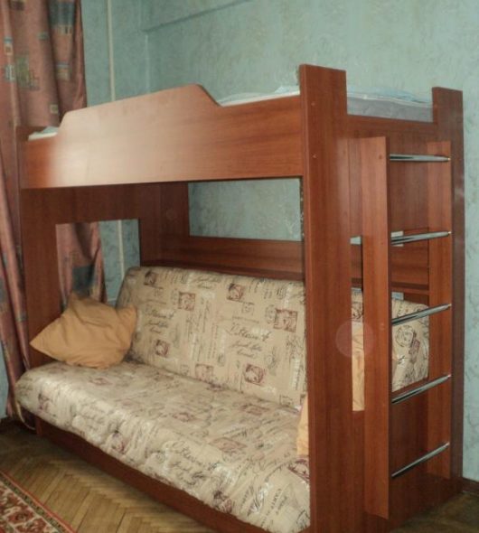 سرير بطابقين مع أريكة