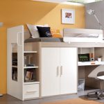 سرير بطابقين في دور علوي على الطراز الحديث