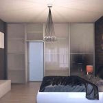 غرفة نوم فاخرة ذات تقنية عالية