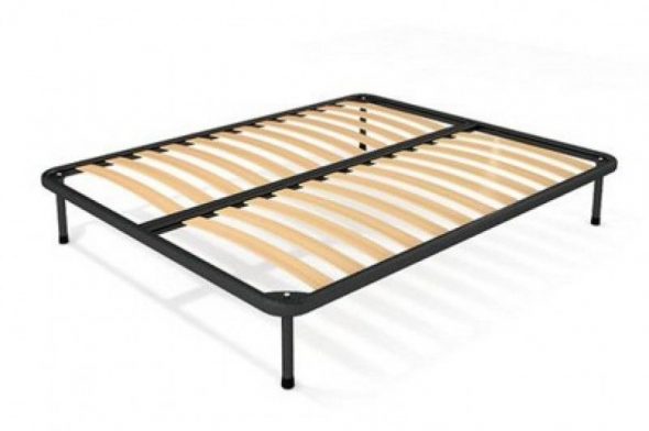 قاعدة العظام على استعداد تحت الفراش مع صفائح