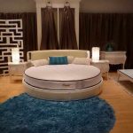 داخل غرفة نوم كبيرة مع سرير دائري