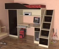 غرفة داخلية لمراهق مع سرير علوي