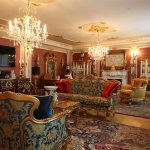 داخل قاعة الباروك ضخمة