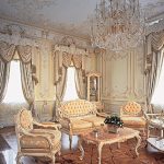 الداخلية مع الجص والذهب والأشكال غير عادية