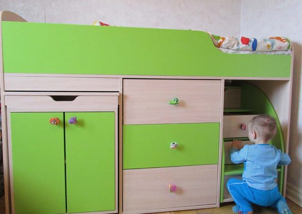 سرير علوي أخضر