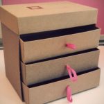 منظم من الورق المقوى على الطاولة