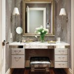 طاولة مكياج كلاسيكية