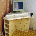 طاولة الكمبيوتر من صناديق من الورق المقوى