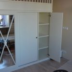 سرير أبيض جميل مع خزانة الملابس مرآة