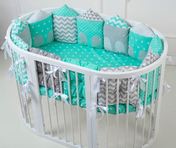 سرير بيضاوي جميل ومريح