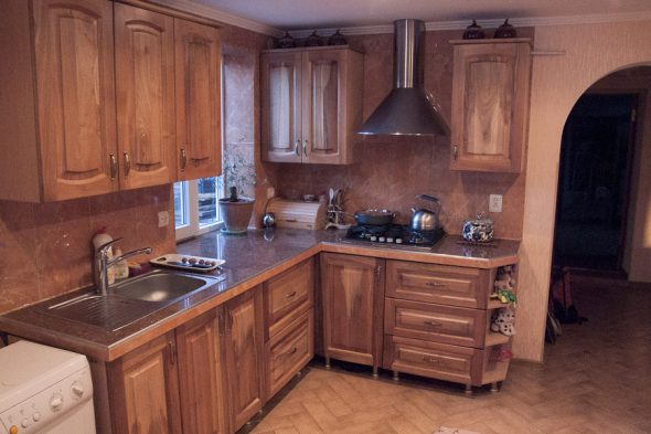 المطبخ الجوز دافئ ومريح