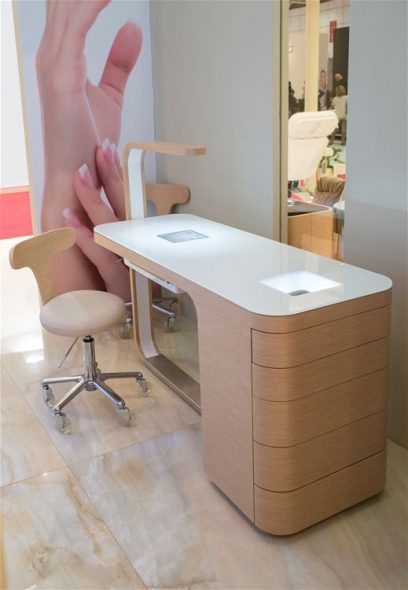 طاولة مانيكير جميلة