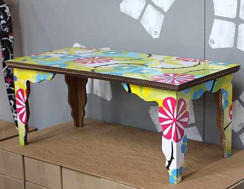 طاولة كرتون جميلة