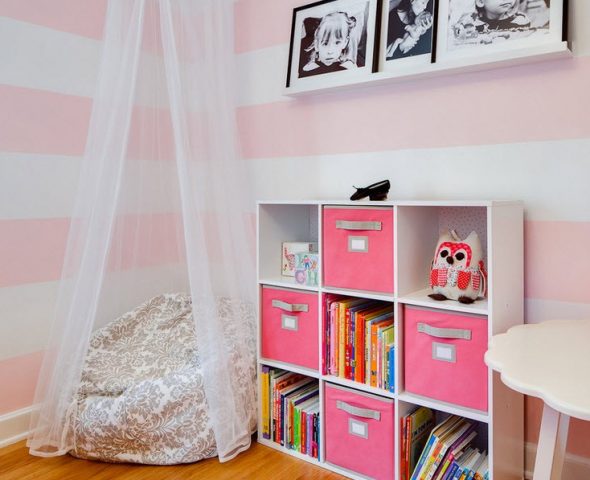 الكمثرى كرسي في الزاوية في الحضانة