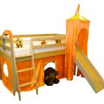 سرير العلية برست مع التل وتسجيل اللعبة