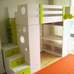 سرير حضانة العلية مع منطقة عمل