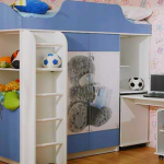 سرير علوي أزرق مع دمية دب