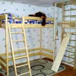 الصنوبر سرير علوي