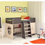 سرير علوي مع مساحة للعب