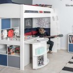 سرير علوي مع أريكة وطاولة