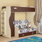 سرير علوي مع أريكة في الطابق السفلي