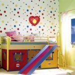 سرير علوي مع مساحة للألعاب