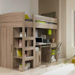 سرير علوي مع مساحة عمل وخزانة ملابس جانبية في غرفة المراهقين