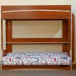 سرير علوي مع أريكة وضعت