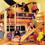 العلية السرير مع قراصنة الجدار السويدي