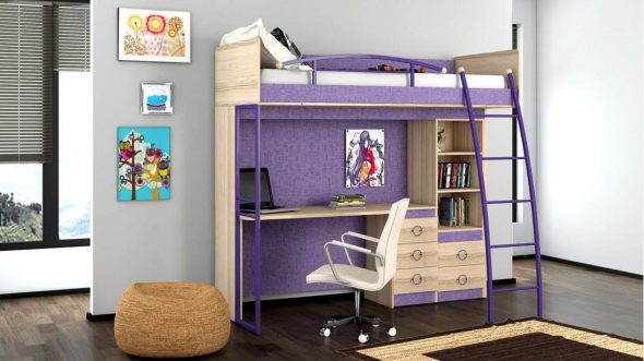 سرير علوي مع طاولة