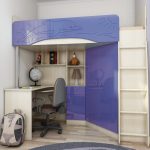 سرير العلية في مكانة شقة صغيرة