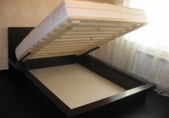 السرير مع رفع الفراش