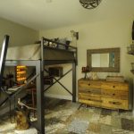 سرير مع منطقة عمل في الطابق السفلي