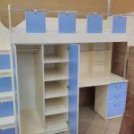 سرير مع خزانة وطاولة