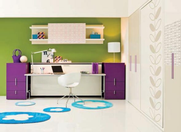 طاولة السرير في الداخل