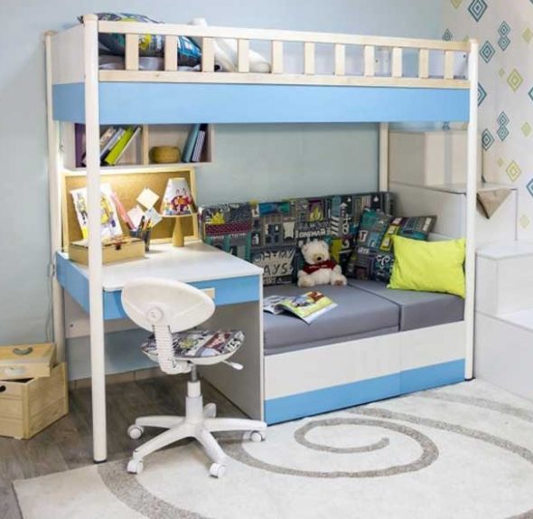 سرير علوي صغير مع أريكة ومنطقة عمل