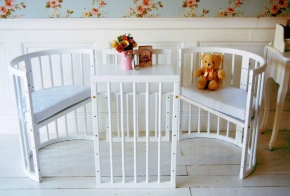 تحويل السرير في شكل طاولة وكراسي نصف دائرية عالية