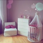 محولات سرير مستديرة مع آلية البندول في داخل غرفة الأطفال