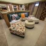 يتم تحويل السرير أريكة مستديرة إلى مقاعد منفصلة وطاولة