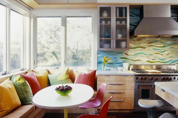 طاولة المطبخ مستديرة من النافذة