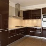 مطبخ مع واجهات بلون الشوكولاتة مع خزانة