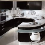 مطبخ عالي التقنية مع تصميم U