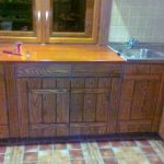 جدار المطبخ مصنوع من الخشب