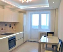 خزائن المطبخ على الجدار الجصي