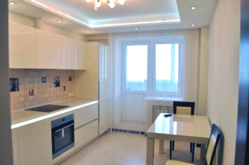 خزائن المطبخ على الجدار الجصي