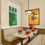 ركن لتناول الطعام في المطبخ مع مقاعد ناعمة