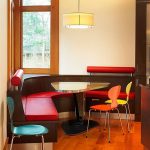 ركن المطبخ مع طاولة الحبرية