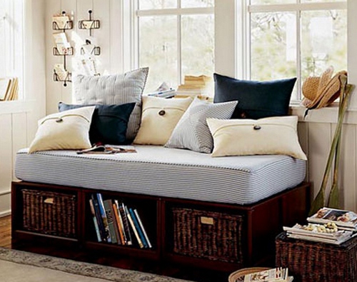 الأريكة مع الوسائد